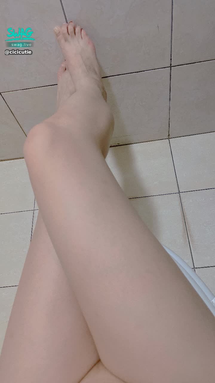 cicicutie : 可可的腿腿跟腳長寶貝還喜歡嗎💕可可自己是很滿意辣😆猜猜看我在拍這張照片的當下，下面正在做什麼呢🤭🤭🤭
#全裸 #腿腿 #洗澡系列 #腳趾
