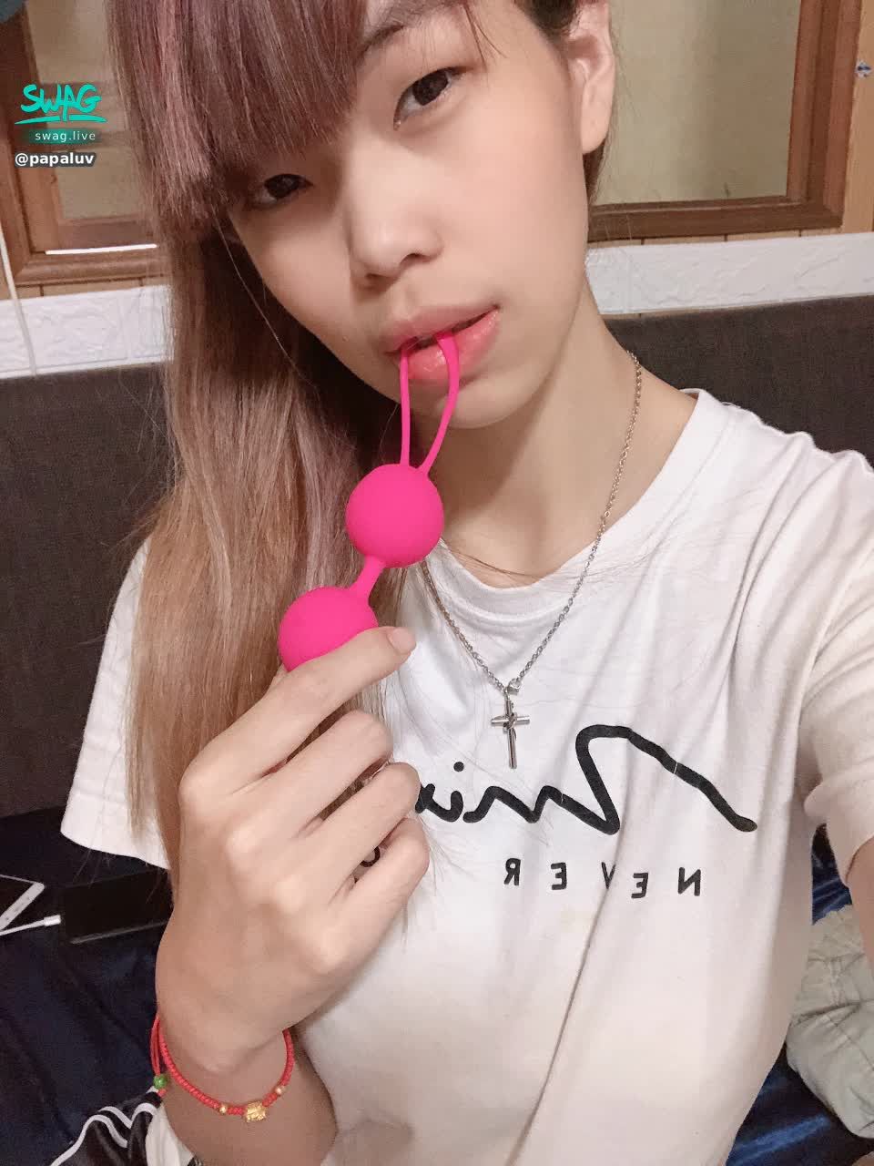 p*****v : 寶貝知道聰明球的功用嗎🤭🤭🤭
用來緊實陰道的🤤🤤🤤