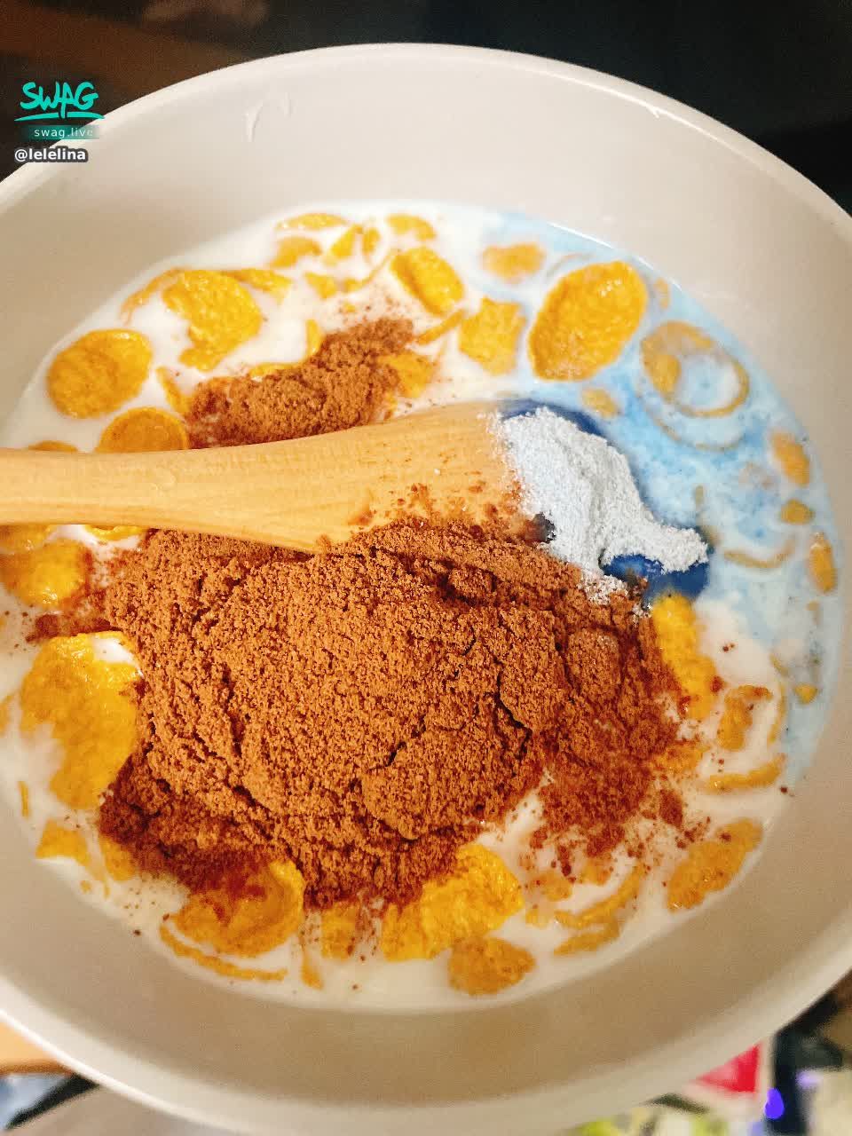 lelelina : 某日的早餐🥣麥片加美綠粉
這樣混搭也可以健康中帶一點萬惡成分
～另外不明藍色粉末是什麼呢？嘿嘿嘿嘿😁嘿嘿嘿😁⋯⋯猜猜看吧～

㊙️有答對再送你慰慰片😻