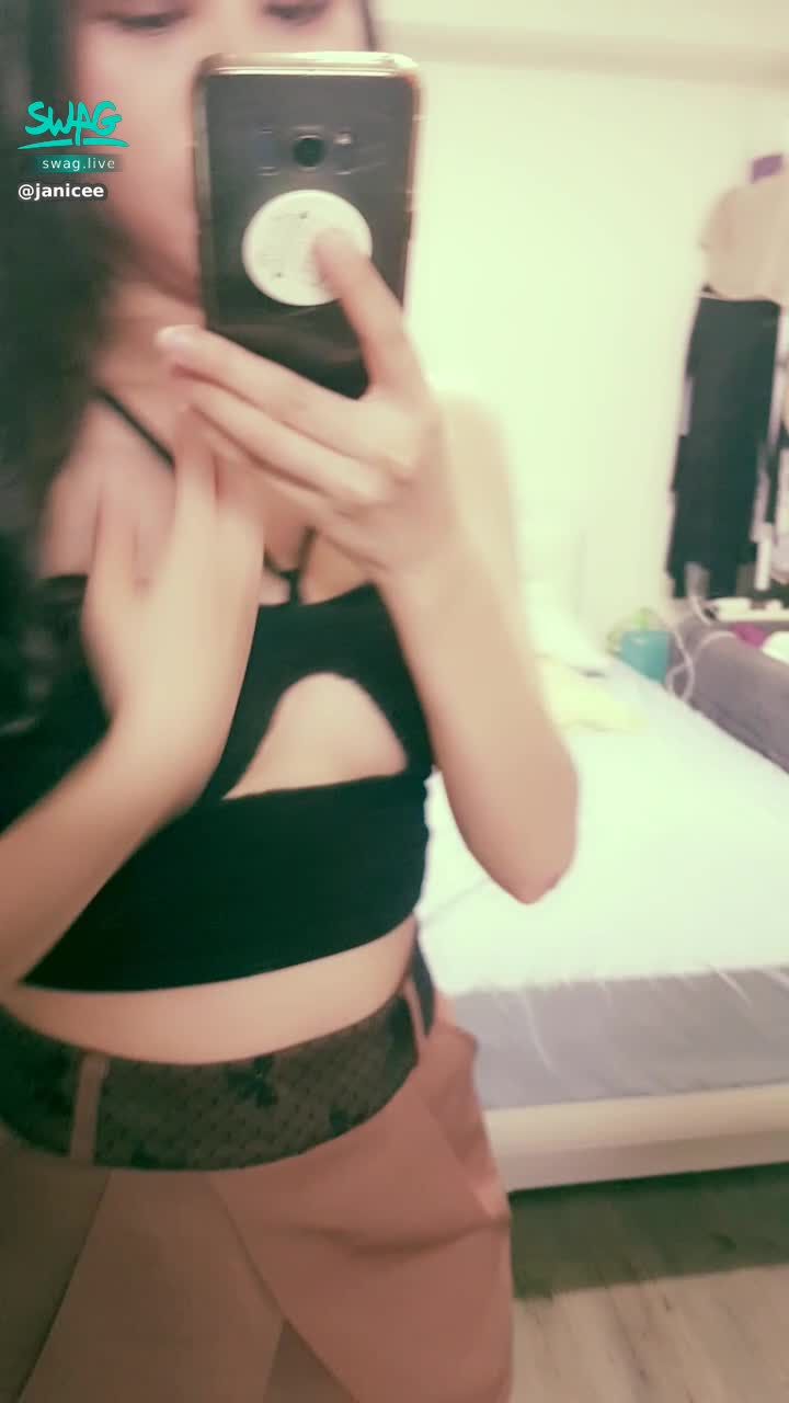 janicee : 胸口的繫帶💚
大腿鏈⭐
胸部挖空的性感透視💗
hollow😈
#長髮 #黑髮 #sexy #短裙 #氣質 #赤腳 #美腿 #性感 #裸足 #側乳 #背心 #腋下 #胸部 #大腿鏈 #鎖骨