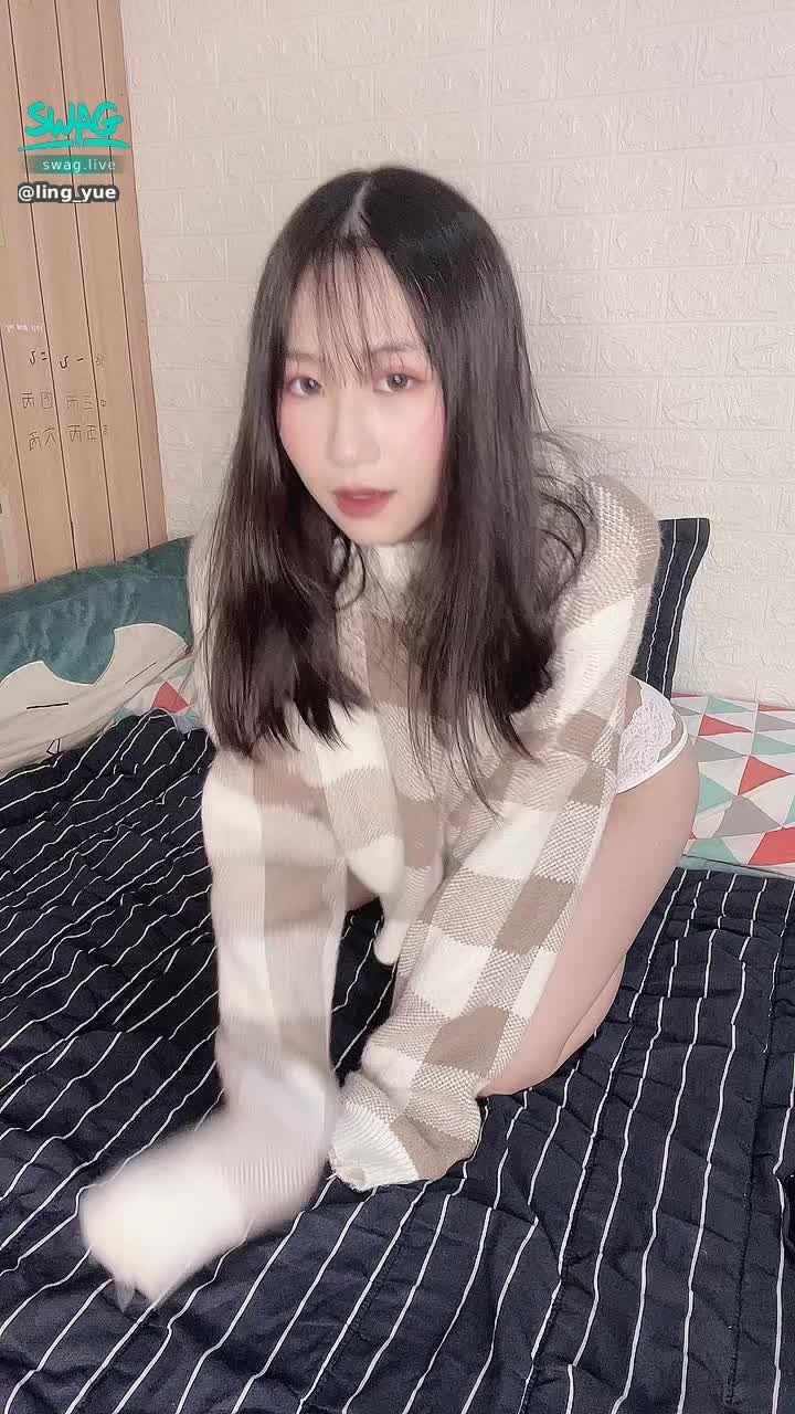 ling_yue : 哥哥叫我向他爬去～人家衣服穿那麼少適合嗎🫣🫣🫣，最後還叫人家把衣服掀起來人家裡面沒穿呢🤫
#爬
#掀起來
#害羞