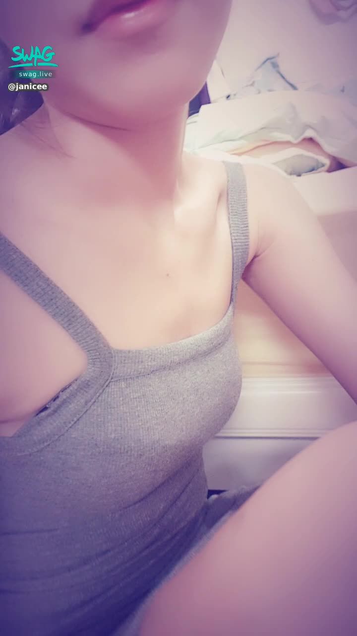 janicee : 第一人稱視角的微曝光影片😈😈
新洋裝💗
new dress♥️
#長髮 #黑髮 #sexy #短裙 #氣質 #赤腳 #美腿 #性感 #裸足 #美背 #鎖骨 #馬尾 #曝光 #裙底
用一個棒棒口紅，換緊身洋裝的曝光影片，加上一個你沒拿過的福利影片💋