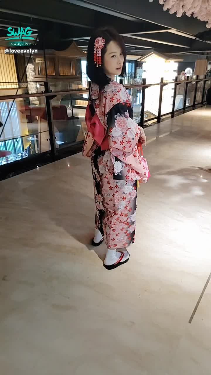 loveevelyn : 這樣有藝伎的回眸一笑嗎？
日本咩是這樣走路的嗎？🤣