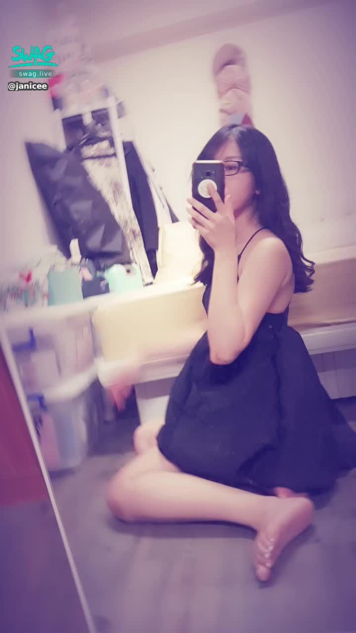 janicee : 轉過身的美背😍
低胸性感小洋裝🌹
胸口的大深V💖
black dress💋
#長髮 #黑髮 #sexy #短裙 #氣質 #赤腳 #美腿 #性感 #裸足 #腳趾 #鎖骨 #小可愛 #細肩帶 #低胸 #深V #乳溝 #眼鏡妹 #眼鏡 #黑框 #粗框