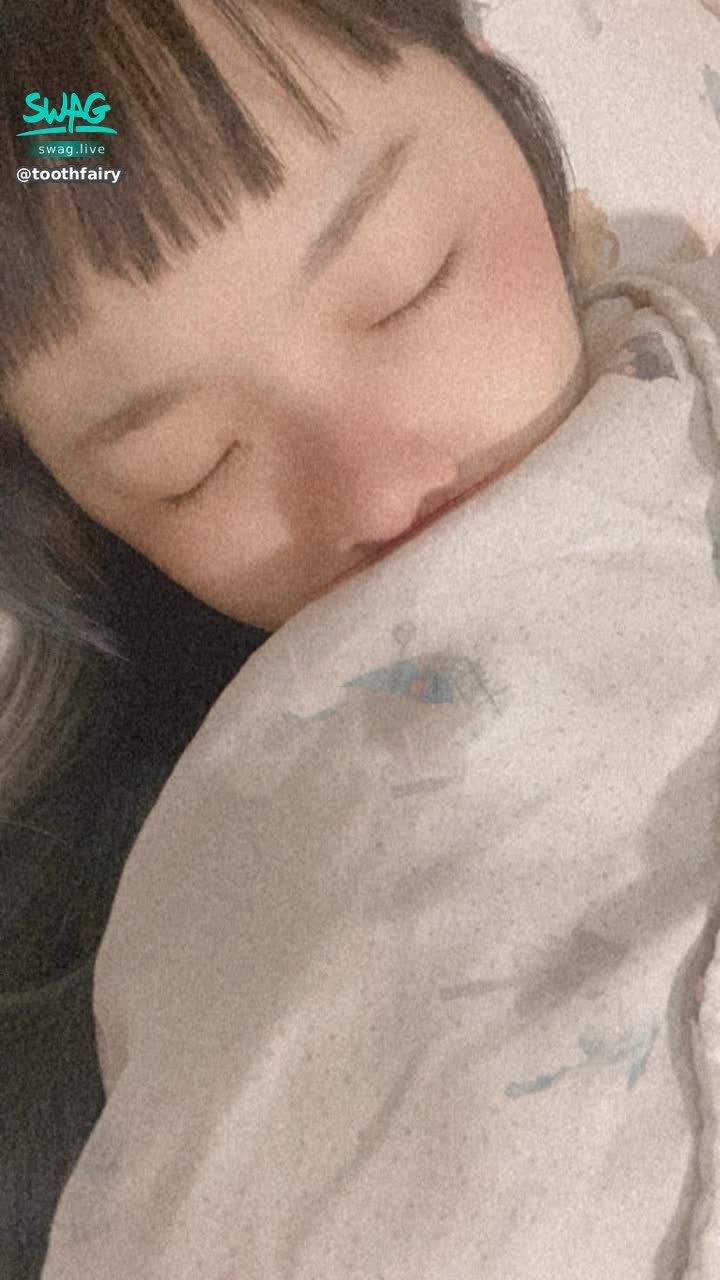 toothfairy : 各位寶貝..今天牙牙停播一天🥺
可能昨天晚上睡覺沒蓋被被😵‍💫
頭好痛又燒😵

要讓你們想牙牙了🥺
打勾勾💕一定要想人家  好嗎…

明天牙牙開播時間為10:00
大家要準時來唷‼️‼️

今天讓牙牙休息一天😔
牙牙會想你們大家
愛你們❤️Luv u guys

#牙牙 #萌 #小隻馬 #可壞可愛 #病 #童顏