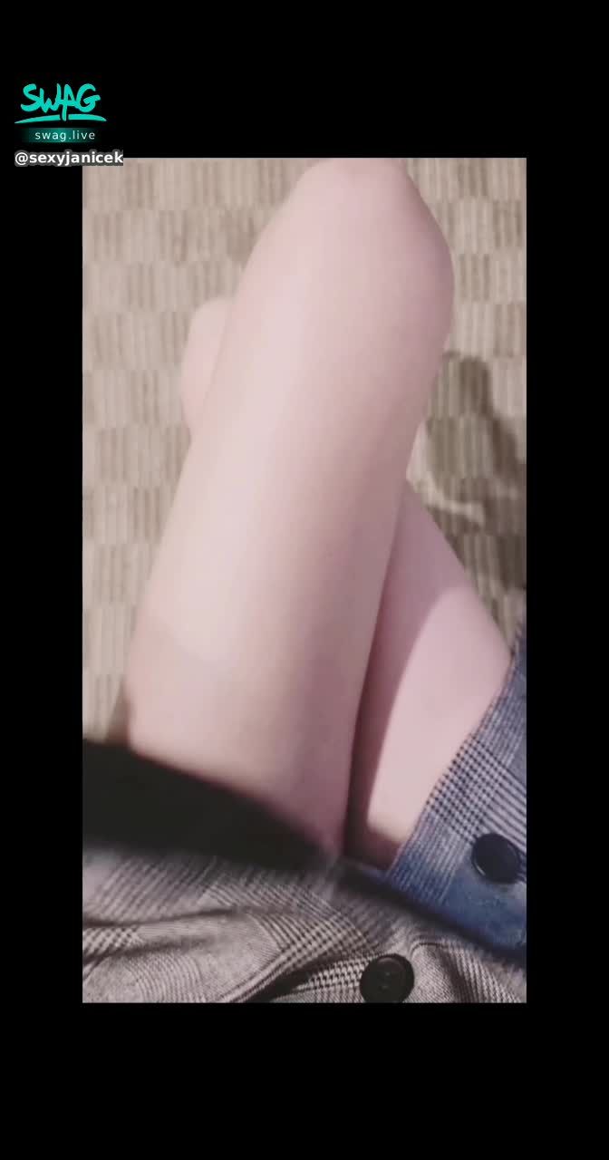 s***********m : 在辦公室上班時拉開鈕扣展現性感蕾絲內褲👙
🔥🔥🔥