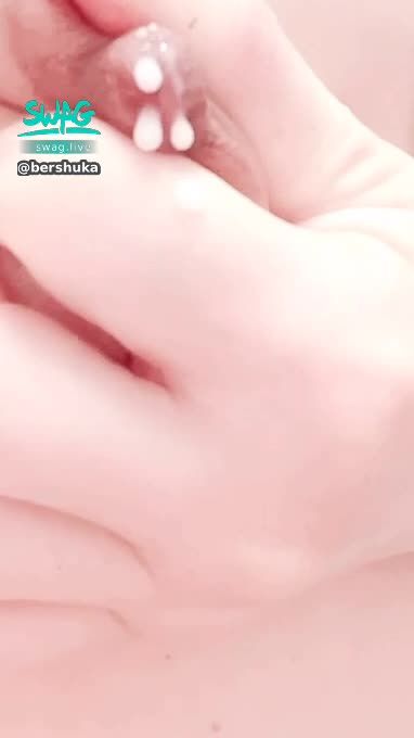 bershuka : 🎀茉茉7月佛系換片活動：

《興奮大奶》擠情色甜蜜奶水，滴、噴、流禮包5入‼️

✅於直播間或私訊送茉茉「紫黑鑽十入19990」即可收藏‼️