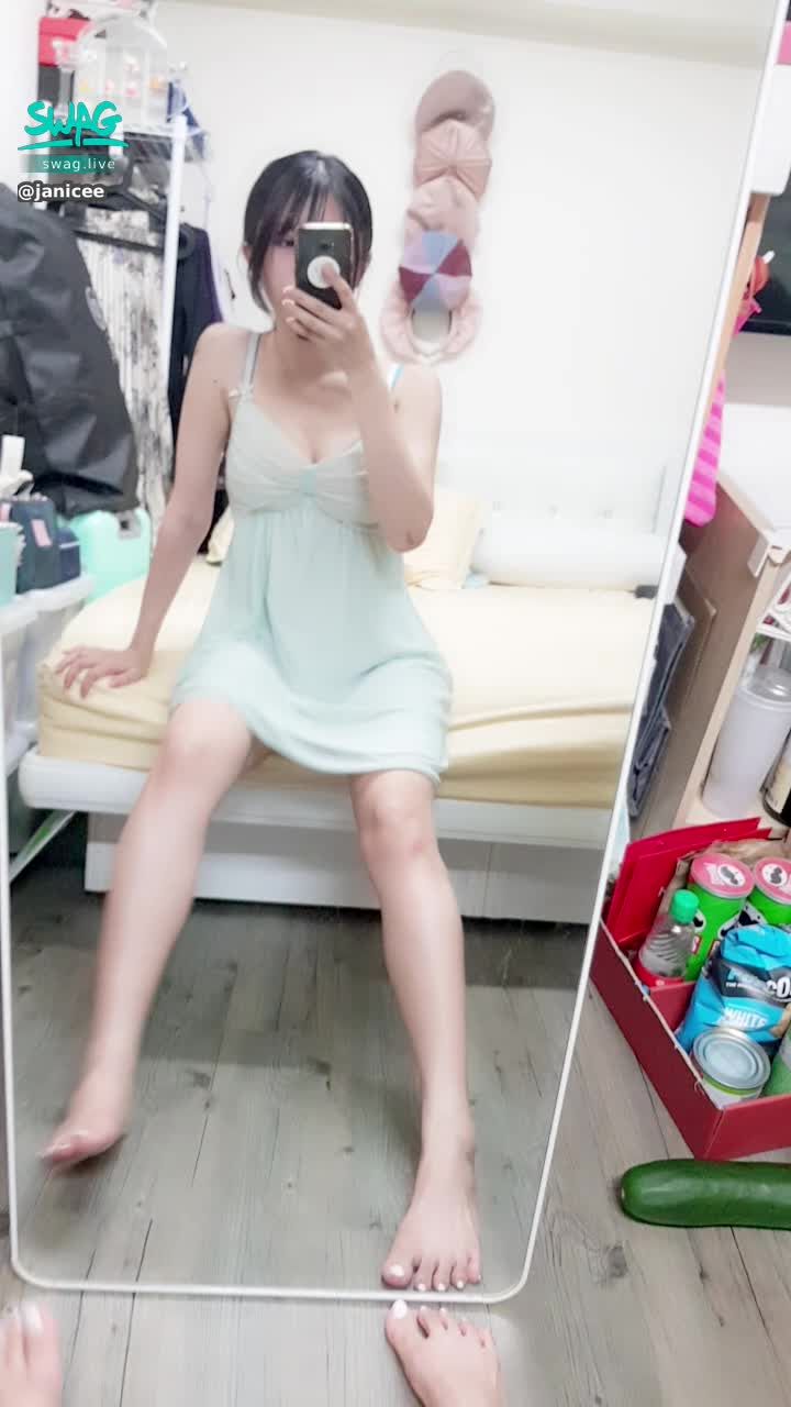 janicee : 張開腿曝光的裙底😈😈
胸口像是胸罩的睡衣♥️
深V性感💖
V shape⭐
#長髮 #黑髮 #sexy #短裙 #氣質 #赤腳 #美腿 #性感 #裸足 #腳趾 #馬尾 #細肩帶 @曝光 #睡衣 #深V #低胸 #乳溝 #小褲 #裙底
