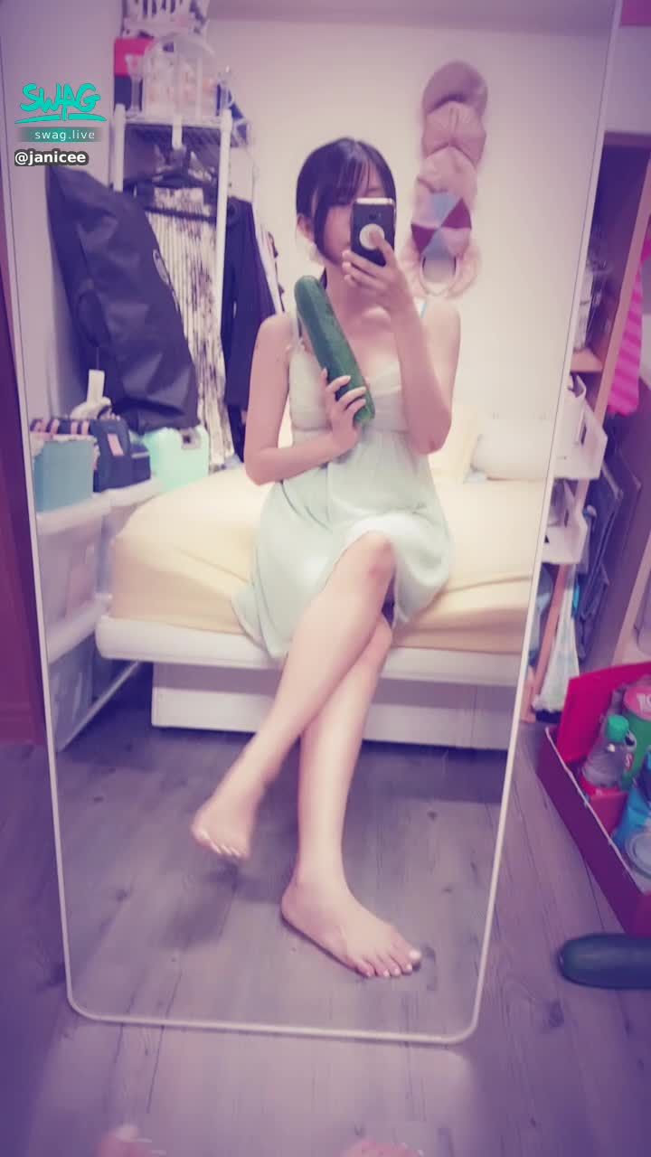 janicee : 大黃瓜足交💗
與曝光的裙底😈
像是內衣外穿的蕾絲睡衣♥️
V shape⭐
#長髮 #黑髮 #sexy #短裙 #氣質 #赤腳 #美腿 #性感 #裸足 #腳趾 #馬尾 #細肩帶 #腳底 #睡衣 #深V #低胸 #乳溝 #足交 #曝光 #小褲