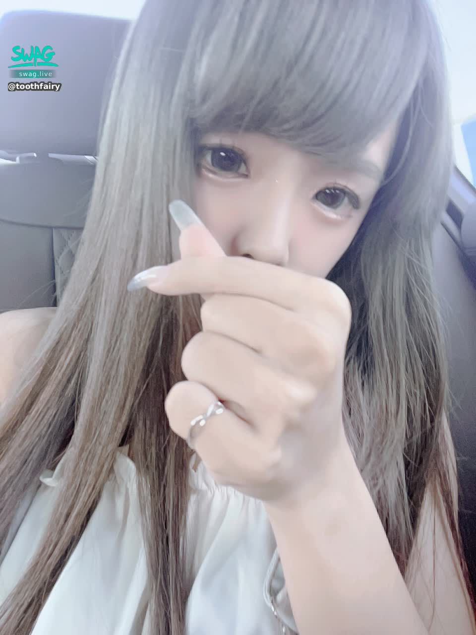 toothfairy : 各位寶貝～ 午安啊～ 
都吃飽了嗎☺️

上班的各位加油💪🏻
天氣好熱啊～ 要多補充水份唷💦

Luv u guys 💕

#牙牙 #萌 #小隻馬 #可壞可愛 #童顏