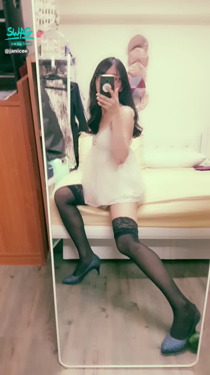 janicee : 脫下高跟鞋💋👀
近拍黑絲內的腳趾👠
花嫁白紗睡衣🎀
purely sweet🌸
用一個紫黑鑽，可以換白紗睡衣張開M字腿(曝光小褲)的影片、加上大黃瓜摩擦胸部的影片💚💚💚
#長髮 #黑髮 #sexy #短褲 #氣質 #黑絲 #美腿 #性感 #大腿襪 #膝上襪 #低胸 #細肩帶 #絲襪 #睡衣 #深V #白紗 #乳溝 #絕對領域 #眼鏡 #黑框 #粗框