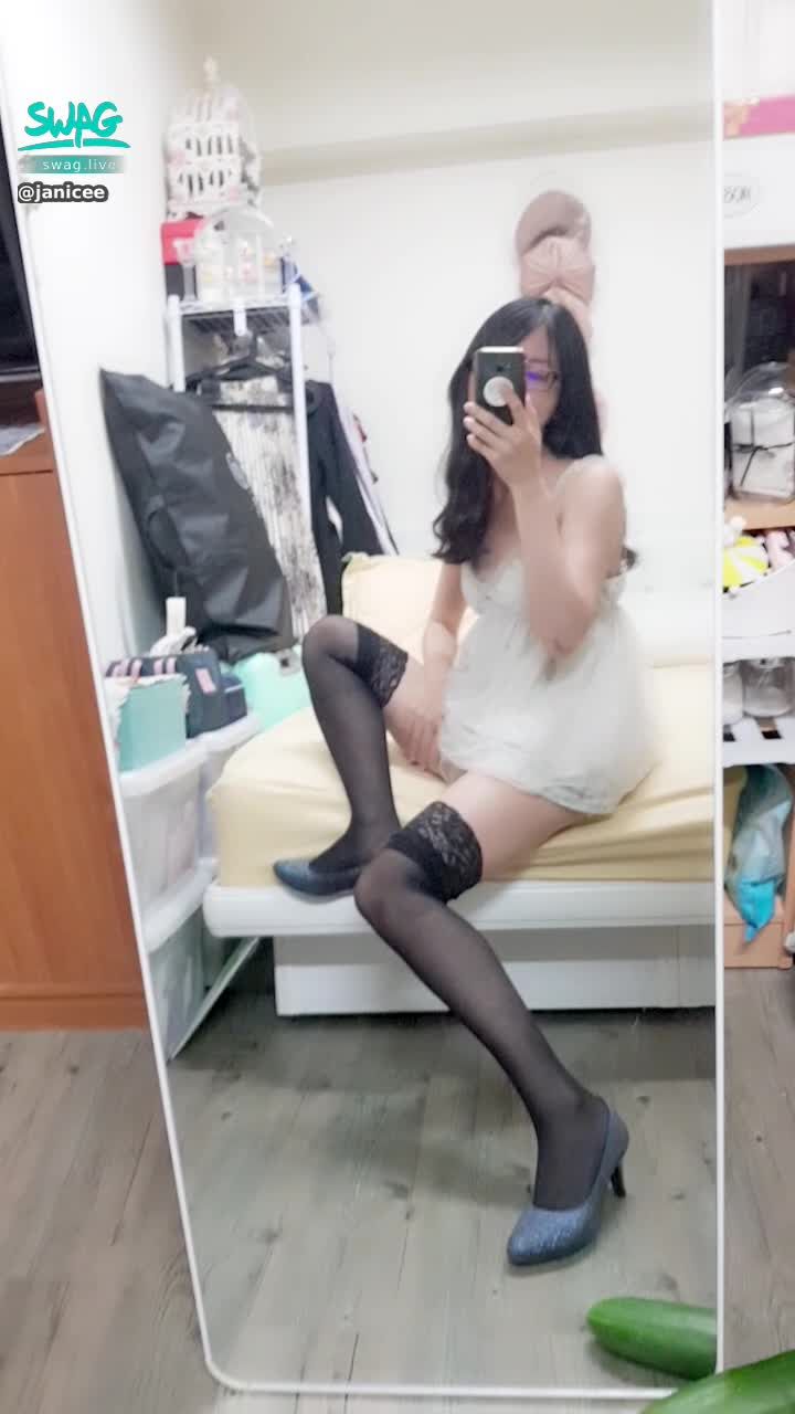 janicee : 從絕對領域摸到腳踝♥️👠👠
近拍性感黑絲高跟鞋😈
花嫁白紗睡衣🎀
purely sweet🌸
💙💙💙用一個紫黑鑽，可以換白紗睡衣張開M字腿(曝光小褲)的影片、加上大黃瓜摩擦胸部的影片💙💙💙
#長髮 #黑髮 #sexy #短褲 #氣質 #黑絲 #美腿 #性感 #大腿襪 #膝上襪 #低胸 #細肩帶 #絲襪 #睡衣 #深V #白紗 #乳溝 #絕對領域 #眼鏡 #黑框 #粗框 #高跟鞋