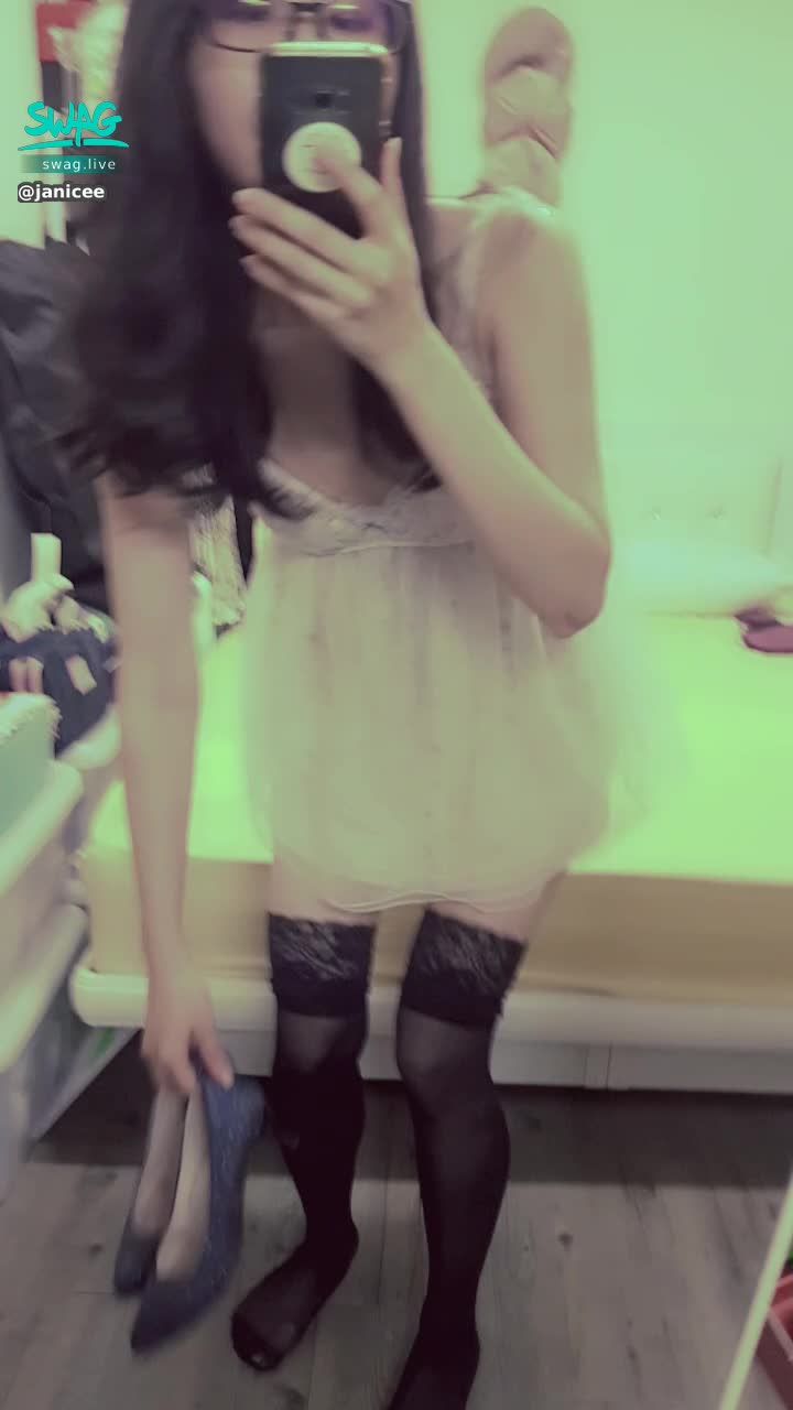 janicee : 穿上高跟鞋的大長腿👠
性感黑絲💙
白紗睡衣💙
purely sweet💚
用一個紫黑鑽，可以換M字腿曝光小褲的影片、加上大黃瓜摩擦胸部的影片💋💋💋
#長髮 #黑髮 #sexy #短褲 #氣質 #黑絲 #美腿 #性感 #大腿襪 #膝上襪 #低胸 #細肩帶 #絲襪 #睡衣 #深V #白紗 #乳溝 #高跟鞋 #眼鏡 #黑框 #粗框