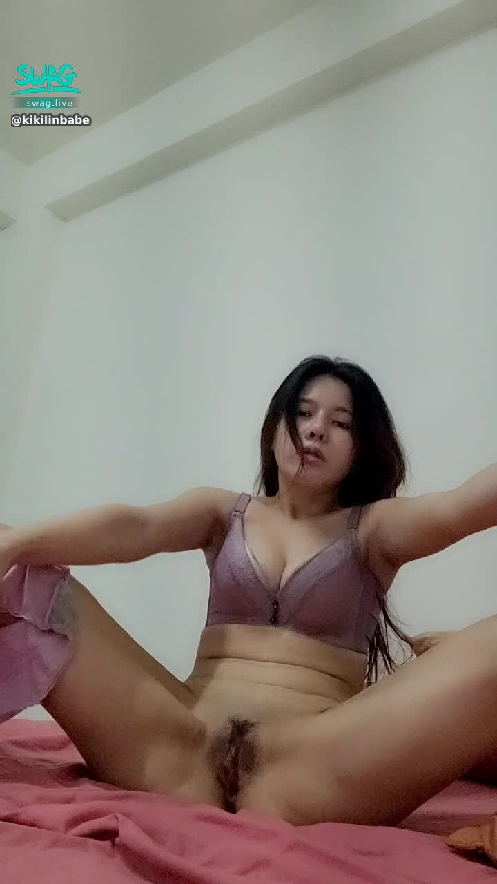 kikilinbabe : 在我抬腿脫褲又一字馬掰粉穴時他來了