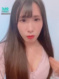 c********b : 露臉的脫衣系列✨在朋友家的廁所偷摸摸..😈
慢慢的拉下肩帶..雪白的雙乳好像迫不及待彈出來一樣><..
啊..在這樣下去就要不行了…💦