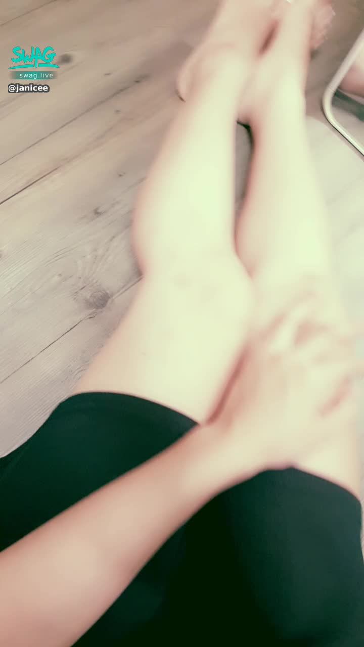 janicee : 伸直雙腳👀
坐在地上摸摸腿💚
近拍腳腳💙
挖開胸口的透視上衣💓
into that hollow♥️
💋💋💋月底的小活動，私訊我「想看」，可以得到前鏡頭偷窺揉胸的影片💋💋💋
#長髮 #黑髮 #sexy #短裙 #氣質 #赤腳 #美腿 #性感 #裸足 #腳趾 #細肩帶 #胸 #深V #挖空 #半球 #足控 #鎖骨