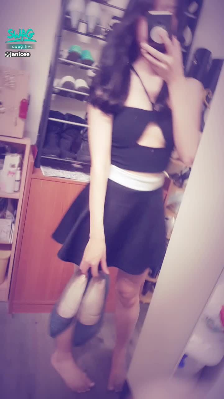 janicee : 穿上高跟鞋🌸
有人想點臺我的高跟鞋櫃收藏嗎👠？
呼之欲出的半球💋
gonna fall out😈
🌹🌹🌹七月底的小活動：
私訊我「想看」，或前鏡頭窺探揉胸的影片🌹🌹😎
#長髮 #黑髮 #sexy #短裙 #氣質 #赤腳 #美腿 #性感 #裸足 #腳趾 #細肩帶 #胸 #深V #挖空 #半球 #足控 #鎖骨 #腿控