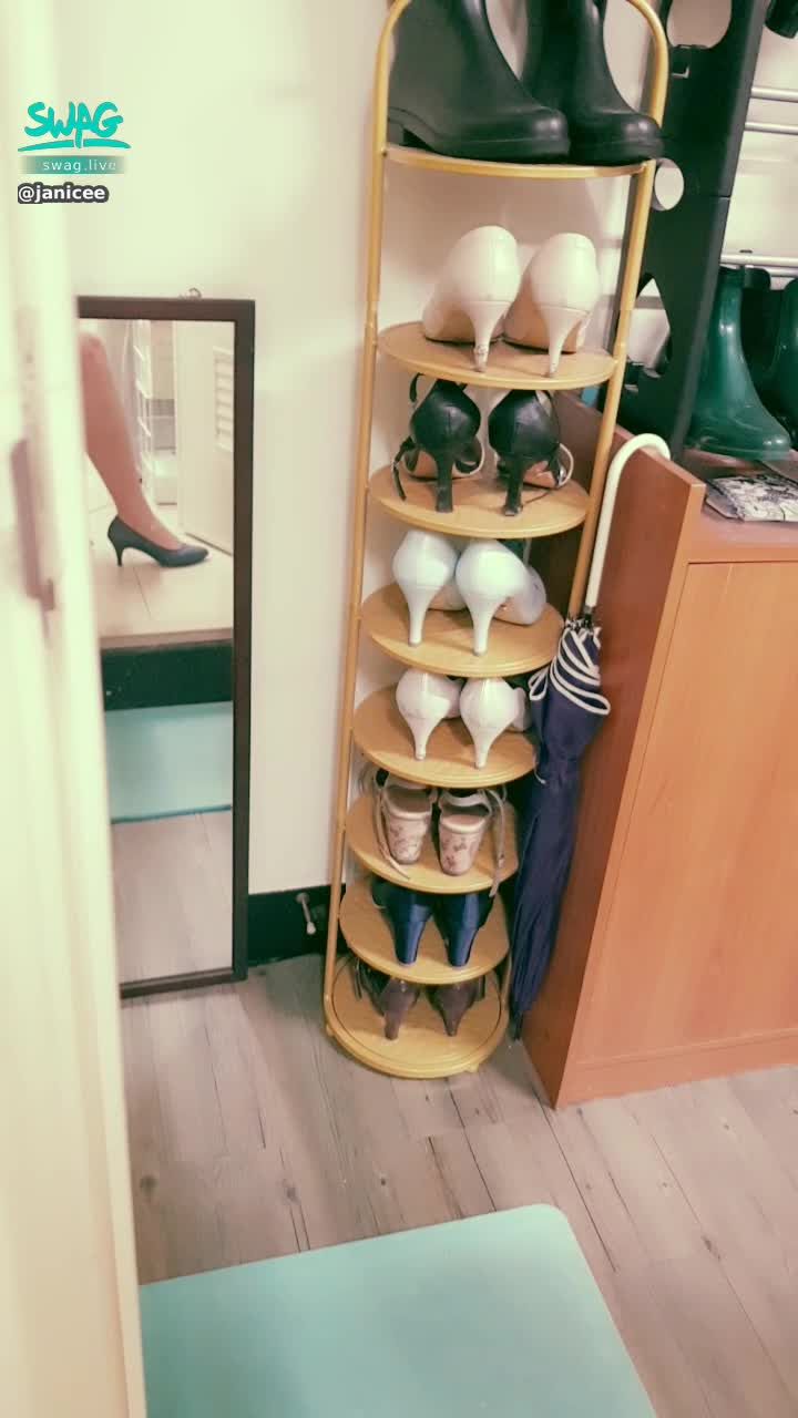 janicee : 上廁所中💦💦💦💦
pee😈
🌸🌸🌸七月底的小活動：
私訊我「想看」，或前鏡頭窺探揉胸的私藏影片🌸🌸🌸
#sexy #短裙 #氣質 #高跟鞋 #美腿 #性感 #足控 #腿控 #小褲