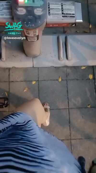 loveevelyn : 你看伊伊下面.....有穿嗎？😝😝😝