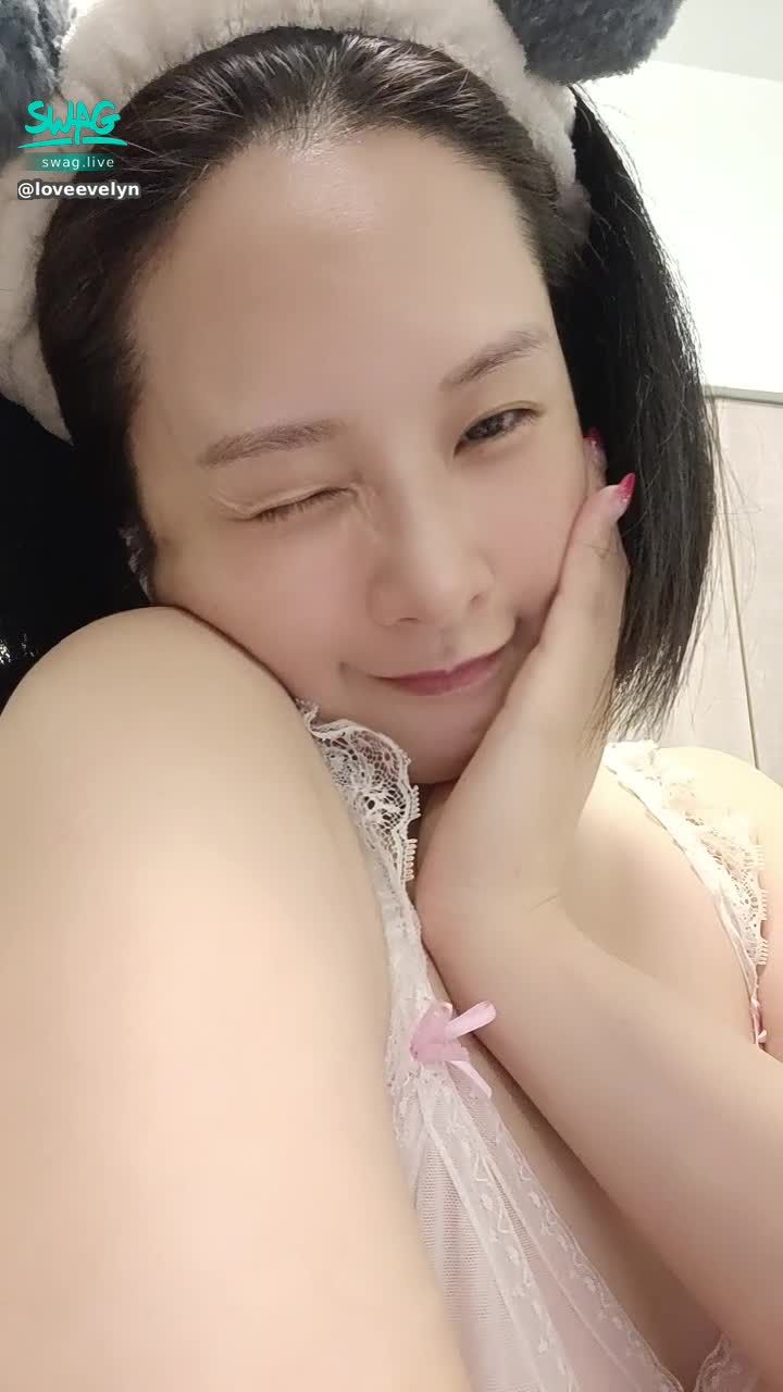 loveevelyn : 戴這髮圈，有性感兼到可愛嗎？😝😝😝