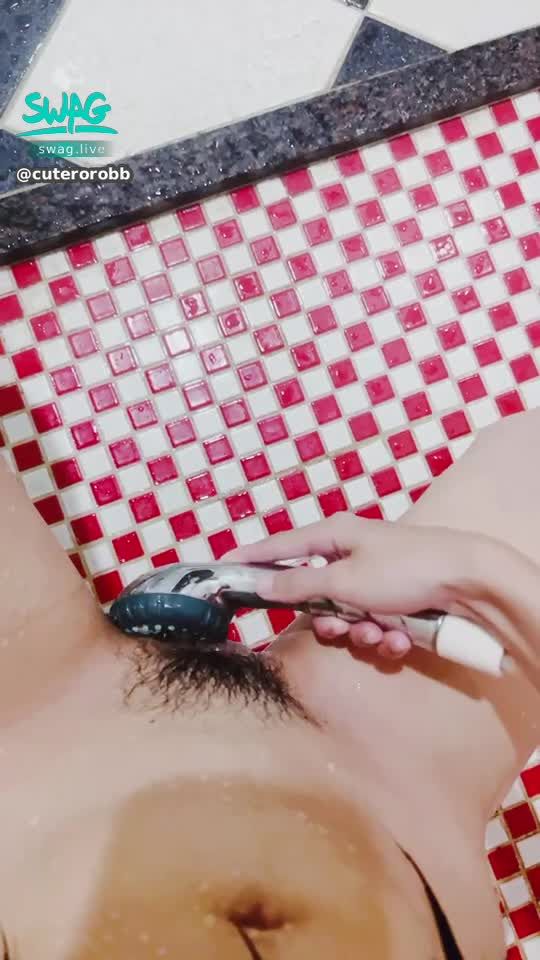 c********b : 水柱直接沖小穴好舒服..超像天然的按摩棒在震💦💦
忍不住叫出來了🙈🙈