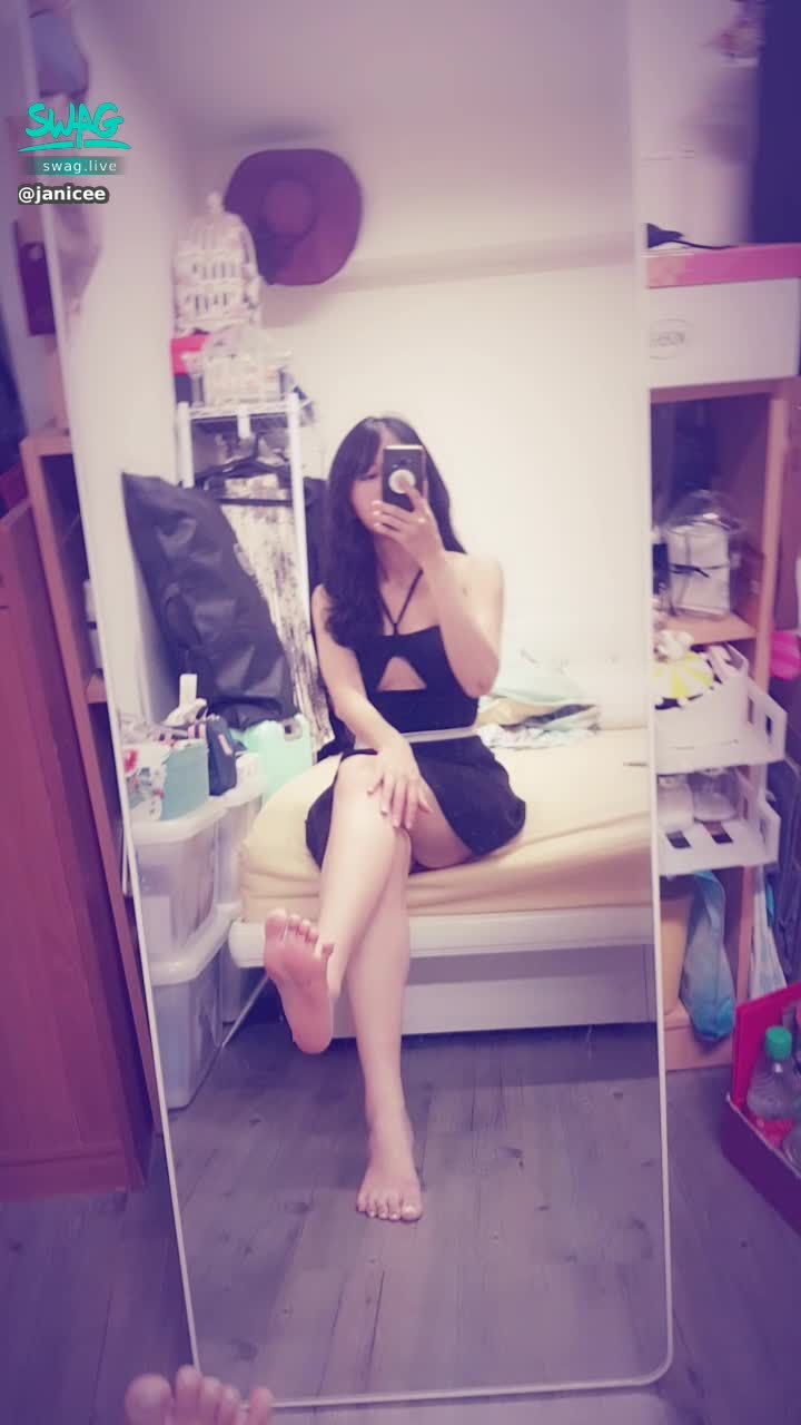 janicee : 坐在床邊翹腳🌹
近拍腳ㄚ子💙
挖開胸口的透視上衣👠
into that hollow♥️
💚💚💚月底的小活動，私訊我「想看」，可以得到前鏡頭偷窺揉胸的影片💚💚💚
#長髮 #黑髮 #sexy #短裙 #氣質 #赤腳 #美腿 #性感 #裸足 #腳趾 #細肩帶 #胸 #深V #挖空 #半球 #足控 #鎖骨 #腳底 #腳掌