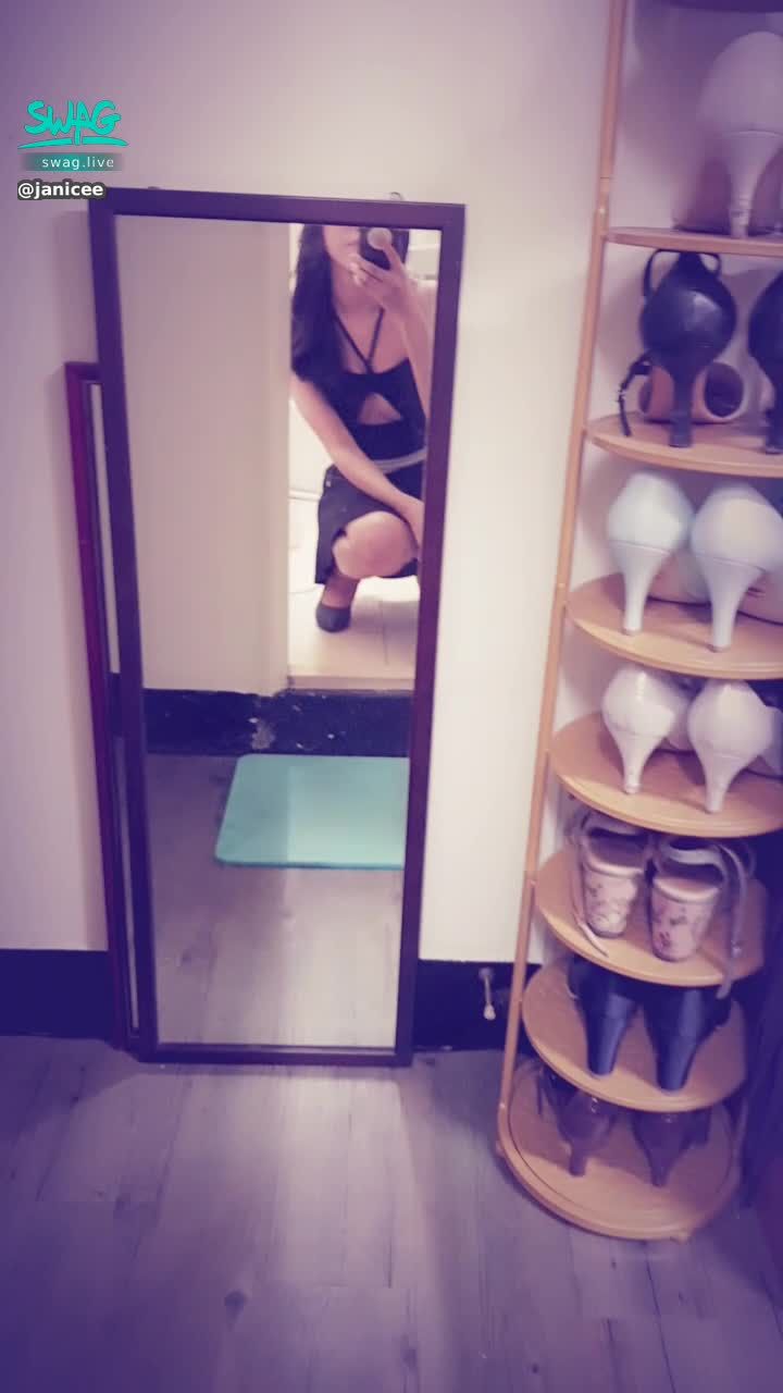 janicee : 很少用這個鏡子💙
另一個高跟鞋櫃👠
呼之欲出的半球💋
gonna fall out😈
🌸🌸🌸七月底的小活動：
私訊我「想看」，或前鏡頭窺探揉胸的私藏影片🌸🌸🌸
#長髮 #黑髮 #sexy #短裙 #氣質 #高跟鞋 #美腿 #性感 #細肩帶 #胸 #深V #挖空 #半球 #足控 #鎖骨 #腿控🌸