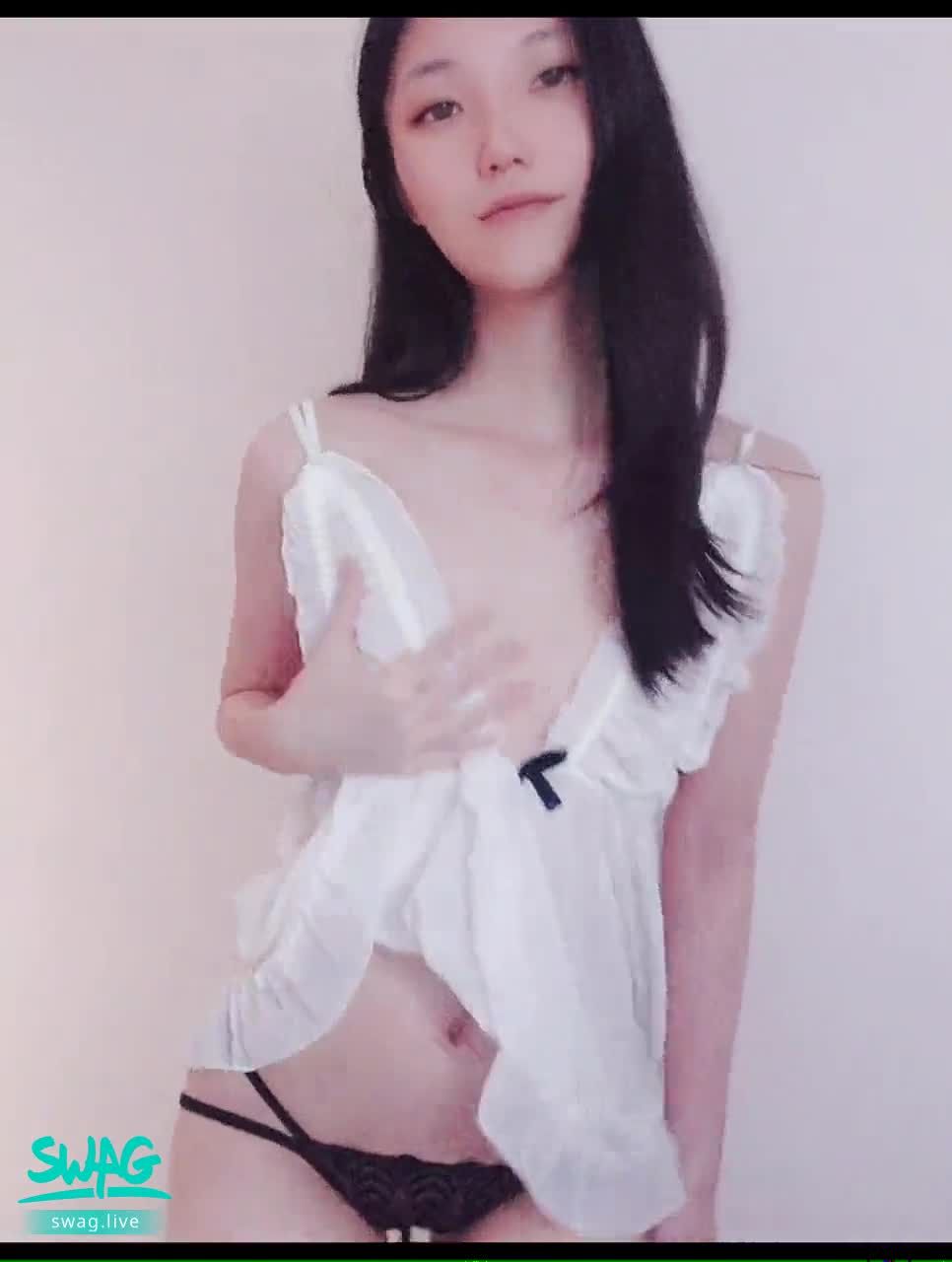 m*****e : 幫Moe配段音樂嗎？
就喜歡這樣扭給哥哥看🔥
#性感 #奶 #露臉 #露點