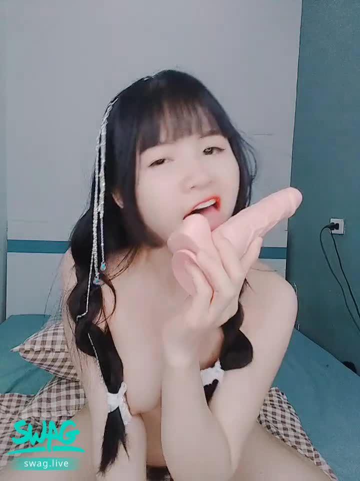 sexyylady : 宝贝快来看我如何舔着让你下面硬硬