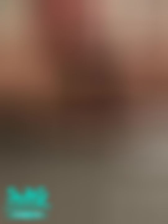 tammy_xoxo : 隔著內褲用按摩棒按摩豆豆 真的太舒服了🍑
後來噴得滿床都是......但是沒拍到影片