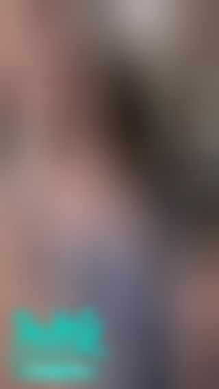 cindyniu : 裙子裡全空，掀開在樓梯間壞壞….