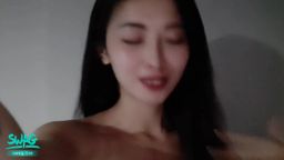 hotbabegirl : 今天的重要任務是「幫忙粉絲破處」🔥
看著眼前害羞的粉絲 讓我忍不住想要欺負他🤤在我淫蕩的教導下 粉絲由原本的害羞模樣慢慢變的狂野😈毫不客氣的抽插起來!在我們同時達到高潮的頂點時 粉絲突然大爆射💦來不及拔出來小穴瞬間被灌滿濃厚的精液 人家現在不是安全期耶 懷孕怎麼辦啦?🥺