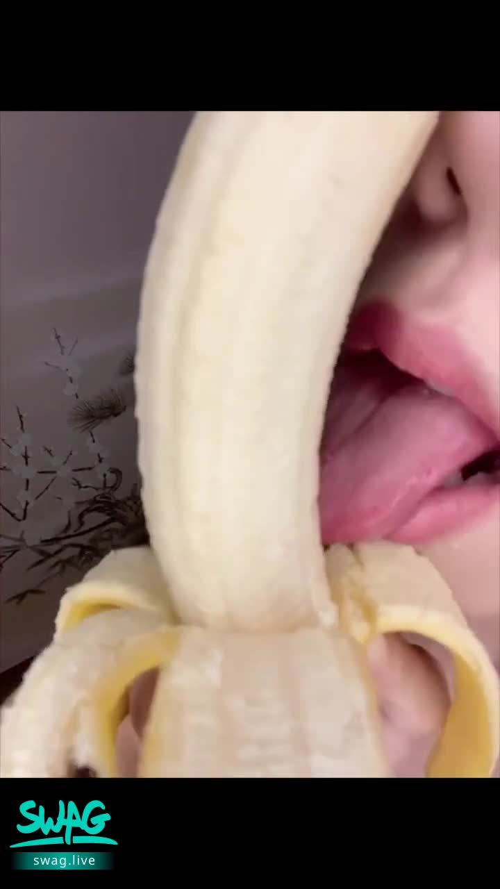 hannawuu : 這樣吃香蕉🍌會不會太色了
你想當我的香蕉嗎