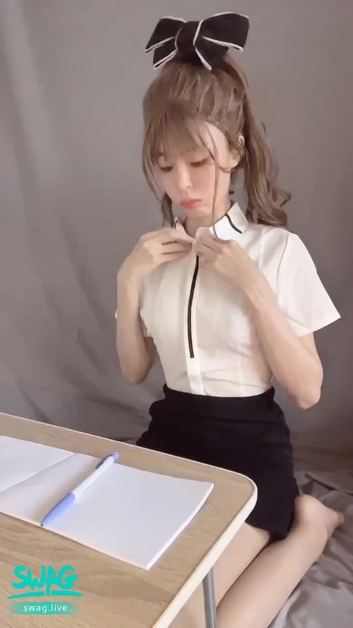 cartiernn : 老師我們今天上什麼課呢🚫為什麼要叫NN我拉開扣子..老師到底要幹嘛...
#角色扮演#馬尾#奶#生活