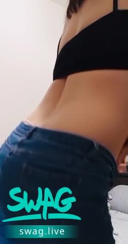 lelelina : 牛仔褲的奔放🫰
樂樂後背小熱舞😗😗
臀臀控的最愛❤️
會想從後面環抱嗎？😘😘