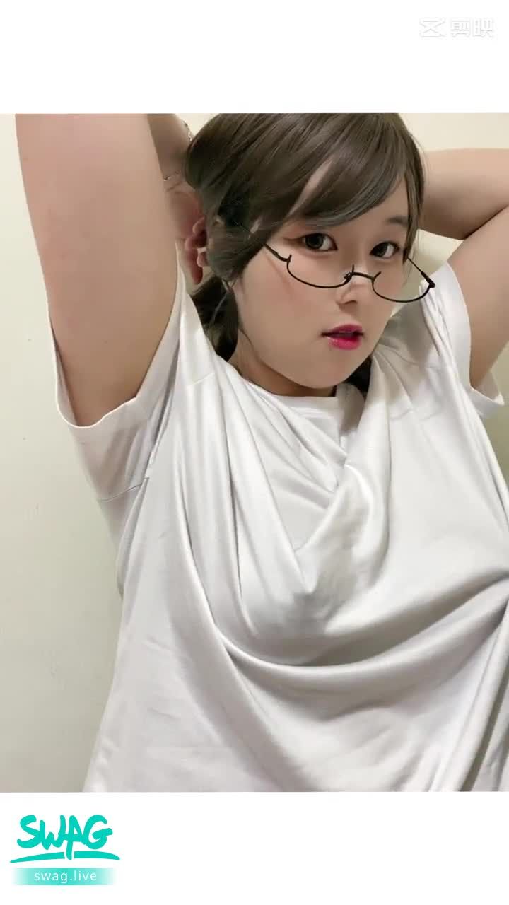 lovemilemile : 蜜璃女友T shirt 風激凸了
蜜璃露臉T shirt 女友風 露臉拍這個系列有點害羞 還激凸 #激凸 #蜜璃 #女友風 #生活 #眼鏡 #大眼 #半長髮 #可愛 #露臉 #肉 #肉感