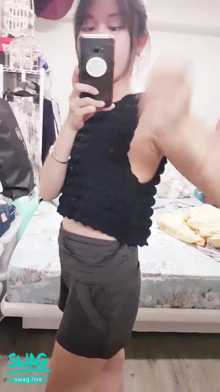 janicee : 性感酒紅色蕾絲內衣🌹
從背心的洞洞可以看到內衣的蕾絲花邊🌹
性感酒紅色♥️
夏日小性感，祝你情人節快樂😈