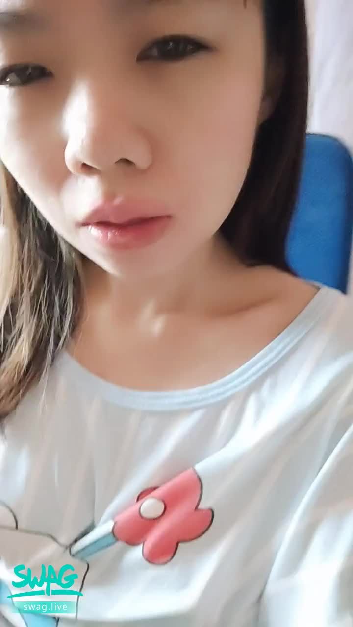 jenzhen : 早上秀一秀
把睡衣翻开，感觉不一样💦🤤
