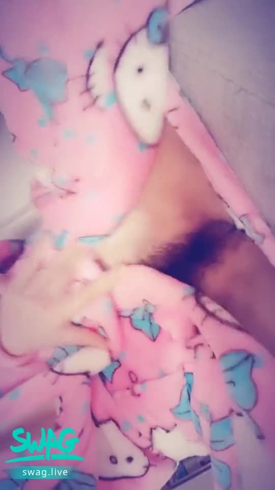 quanna : 🔊聽聽這水聲...💦
浴袍下🔥藏著濕答答的💦黑森林小穴💋這聲音很淫蕩