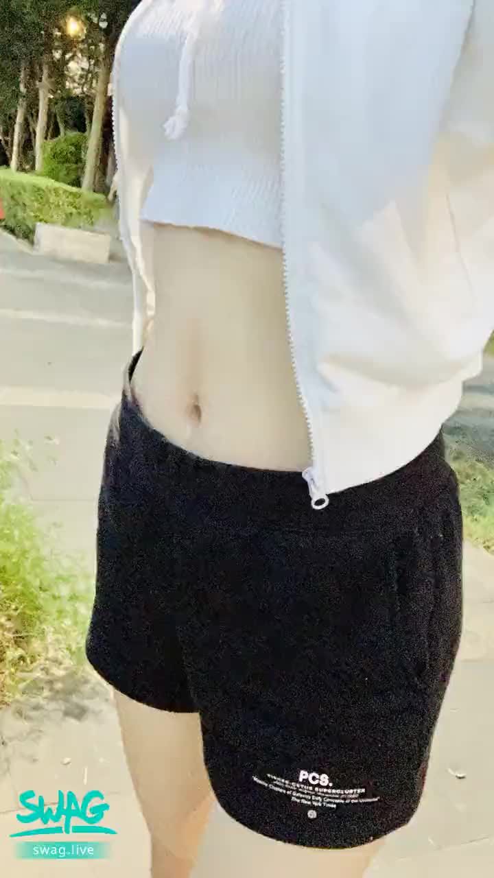 honeybunnygg : 絕對是體力很好的運動甜心，一起運動吧親愛的 ㄝ今天我們到戶外。
