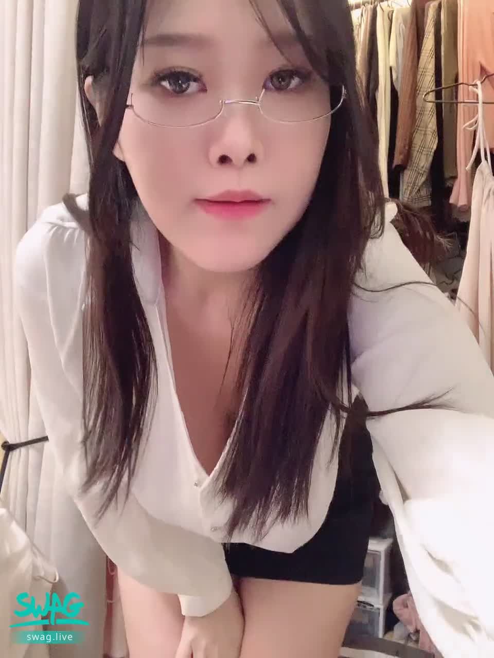 kathyicup : #眼鏡娘 #OL #女教師 #巨乳
巨乳女教師的OL裝扮😈露出巨乳和窄裙下的大屁股❤️想要情色女老師的課後輔導嗎？
#誘惑 #露臉 #爆乳 #巨乳 #露點 #肉感 #大腿 #揉奶 #淫女 #痴女