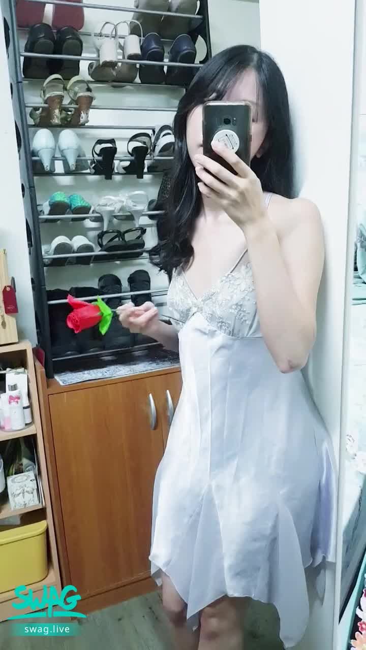 janicee : Tinkerbell的裙擺與裸背🌹
Tinkerbell鈴蘭花的花瓣裙擺💓
胸口的性感深V與背後的美背，不穿內衣就很性感💙
拿起胸口的玫瑰🌹

#深V #細肩帶 #睡衣 #緞面 #美腿 #美背