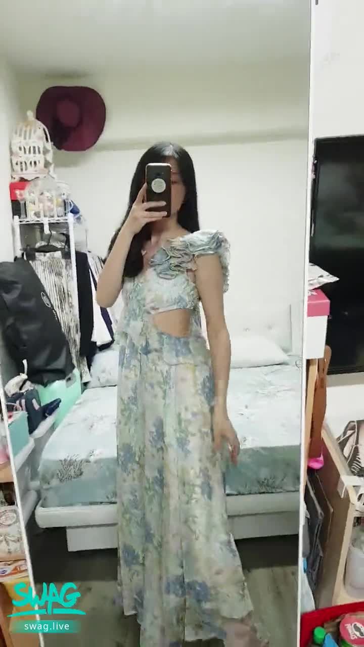 janicee : 正面背面都充滿驚喜的洋裝💓
側身跟轉身時都驚艷的新衣服💖
正面挖空可以透視南半球，背面直接露出裸背😈
讓人想拆的蝴蝶結♥️
#裸背 #綁帶 #美背 #南半球 #洋裝 #性感 #赤腳 #深V