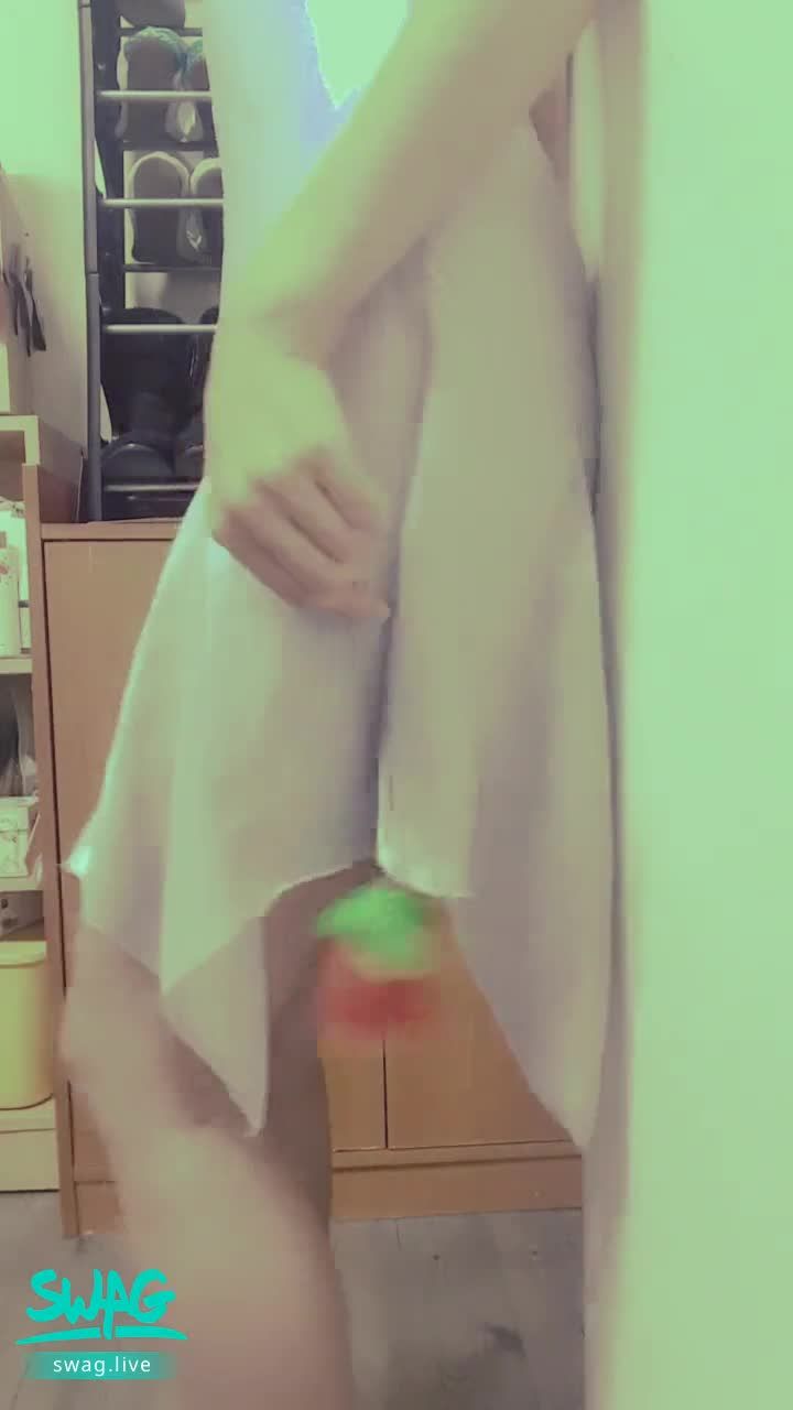 janicee : 美背睡衣💓轉身時的絕美裸背🌹
倚著牆的緞面睡衣💙
背後是我的高跟鞋櫃，有想點菜的嗎？👠
轉過身的絕美裸背💋配上細肩帶👀
交錯裙擺下的美腿💗
#睡衣 #美腿 #腳底 #赤腳 #短裙 #美背 #細肩帶 #長髮 #sexy