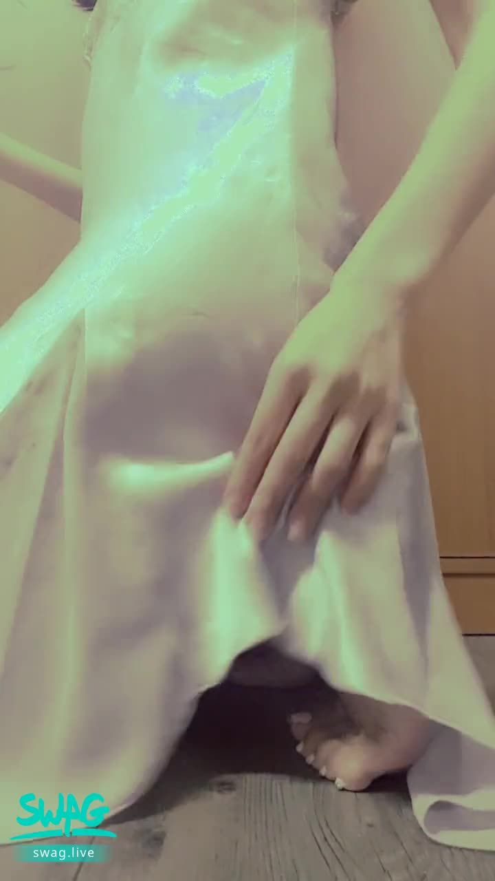 janicee : 赤腳的腳底與美臀💋
低視角窺探美臀🌸
從腳底往上拍😈
赤腳的腳ㄚ子👀
離鏡頭很近的腳底💚
絲質輕薄睡衣💙
#睡衣 #美腿 #腳底 #赤腳 #短裙 #呻吟 #sexy