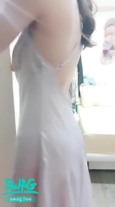 janicee : 拉下緞面睡衣一側的肩帶⭐⭐⭐
轉過身👀
前鏡頭窺探睡衣的全貌💖
拉下一側的肩帶💚
深邃的鎖骨😍
挖空及腰的背面💙
性感緞面低胸睡衣💓
#睡衣 #美背 #緞面 #細肩帶 #鎖骨