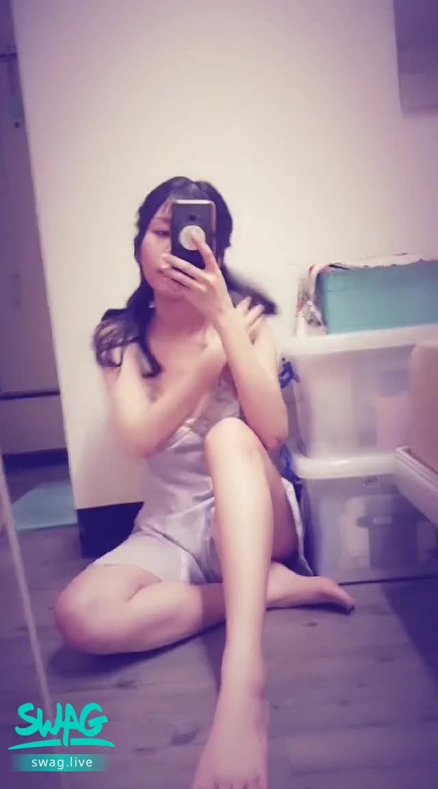 janicee : 超薄睡衣的美腿坐姿💚
地板上💖
剛好不會曝光的美腿坐姿💋
性感緞面低胸睡衣💓
#睡衣 #美背 #緞面 #細肩帶 #鎖骨