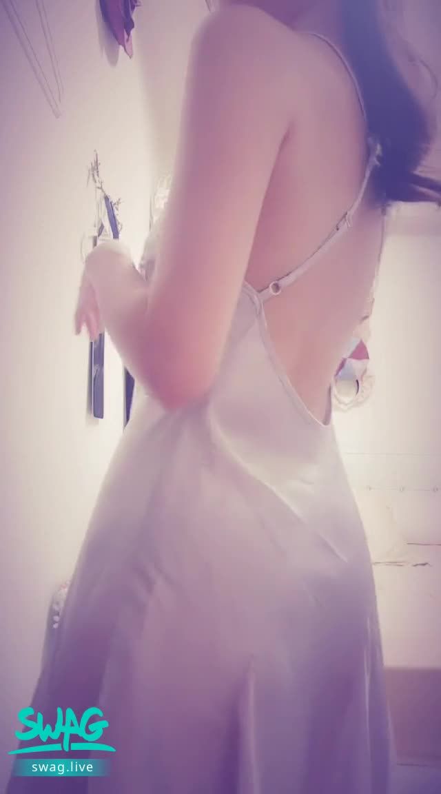 janicee : 伸個懶腰，一覽無遺的美背💋
轉到背面👀
伸個懶腰😍
一覽無遺地窺見美背💓
緞面睡衣的性感背影💚
#睡衣 #美背 #緞面 #細肩帶 #鎖骨