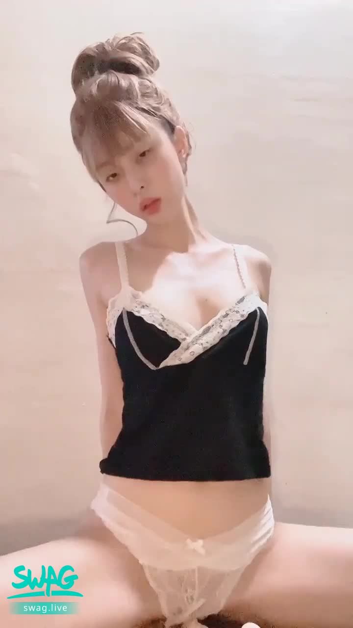 cartiernn : 弄完棒棒濕成了一片💦騎乘在上面快速的弄弄🔞淋漓盡致的摩擦著