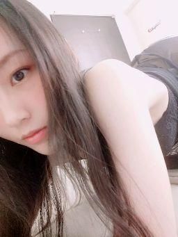 quanna : 白虎誘惑😈🔥
清純的臉蛋穿著性感睡衣  撩起來裡面是稚嫩的小白虎😝